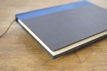 schlichtes schreibbuch 160 seiten blauer rücken schwarzer einband